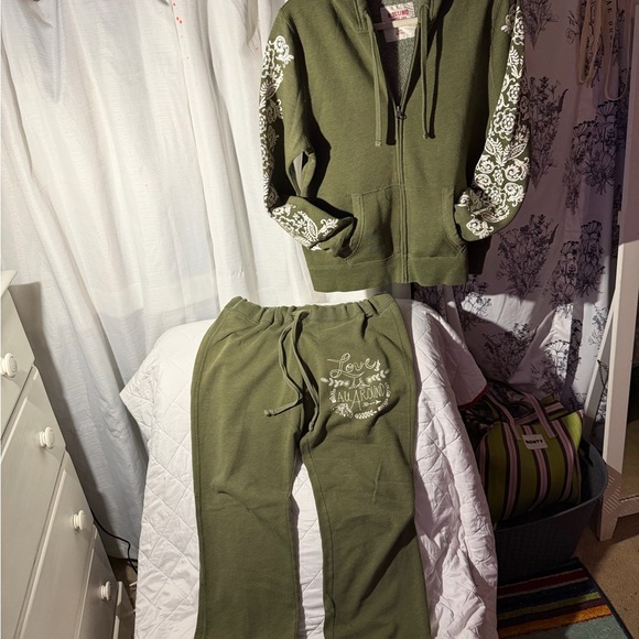 Green Zip-Up Hoodie and Sweatpants Set - Picture 2 of 9